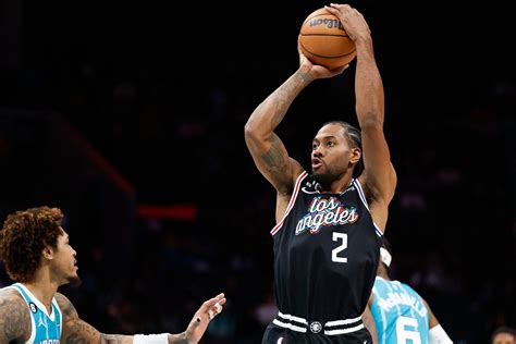 Kawhi Leonard late shots lift Clippers past Hornets