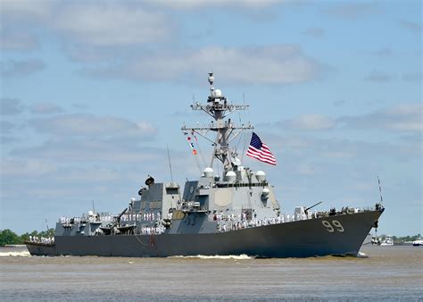 USS Farragut (DDG-99) arrives at the Julia Street Cruise Terminal in ...