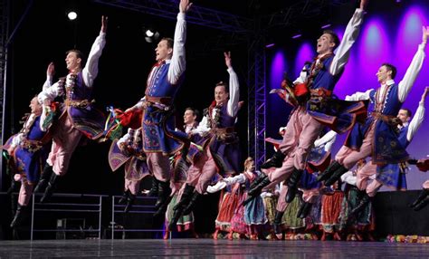 Various Polish folk dances. © “Mazowsze” Song and... - lamus dworski