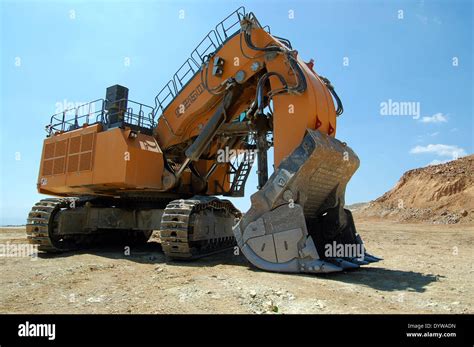 Giant Bucket Excavator