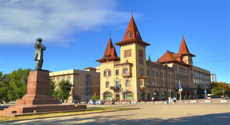 Cross the bridge to Saratov, the city that appeared practically ...