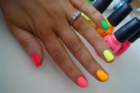 Fashion Beauty Glamour: Neon nails with China Glaze