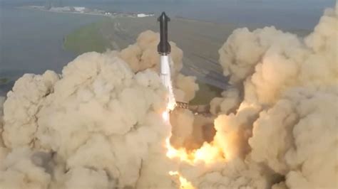 SpaceX launch: World's most powerful rocket takes off - but it ends in ...