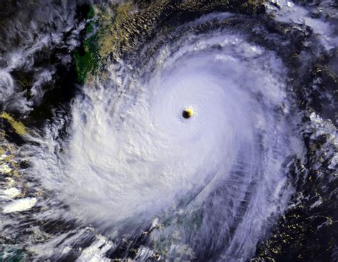 File:Typhoon Nina 25 nov 1987 0702Z.jpg - Wikimedia Commons