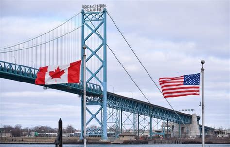 U.S.-Canada border closed after motorist claims to have explosive ...