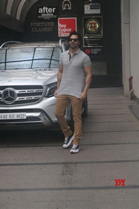 Varun Dhawan Snapped Post Workout In Khar - Gallery - Social News XYZ