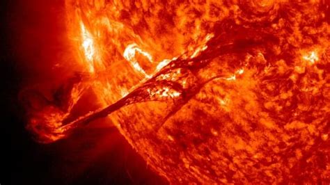 Massive M5-class solar flare erupts on Sun; blackouts hit Earth, solar ...