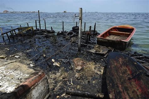 Lake Maracaibo: polluted by a permanent black tide