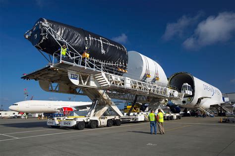 The Battle Of The Beasts: The Boeing Dreamlifter vs Airbus Beluga XL