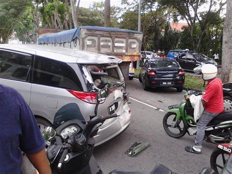 30-tonne lorry with brake failure crashes into 24 cars lorry crash KL ...