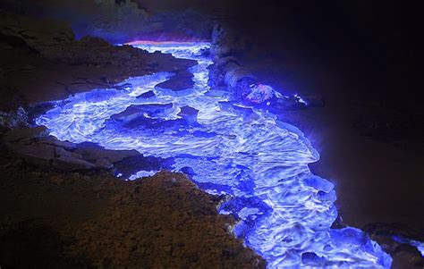 Spectacular Neon Blue Lava Pours From Indonesia's Kawah Ijen Volcano At ...