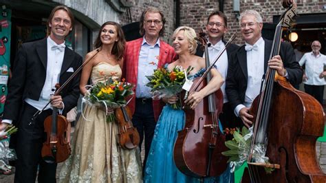 Orkestleden André Rieu starten met mini-concerten - 1Limburg