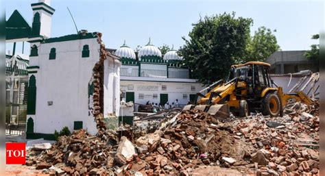 Bengali Market Mosque: Portion of mosque in Delhi's Bengali Market ...