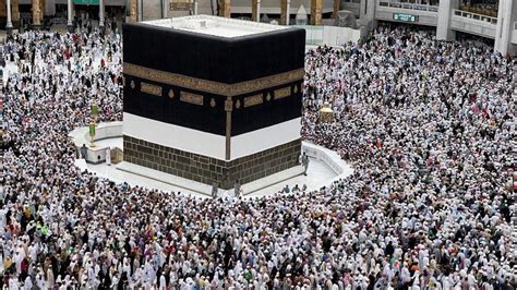 Mecca: Joy as pilgrims able to touch ancient Black Stone - BBC News