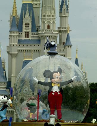 Magic Kingdom-Mickey in a parade - Walt Disney World Photo (1753505 ...