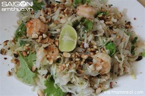 Vietnamese Pho Xao: the sautéed rice noodles being made non-sticky