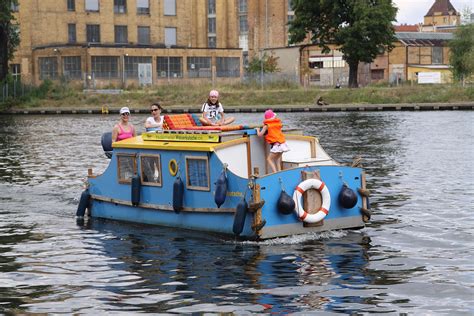 Pin by Vojtíšek Drajer on lodˇ | Shanty boat, Canal boat, House boat