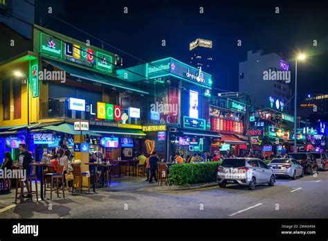 Kuala Lumpur nightlife. A busy evening on Changkat Bukit Bintang Stock ...