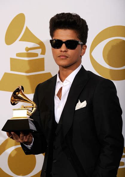 BRUNO MARS IS FREAKING HOT!