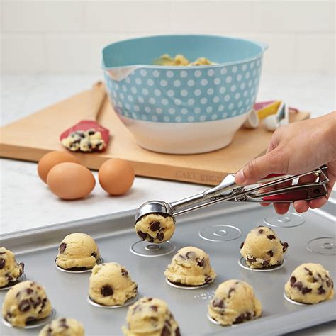 Cake Boss Deluxe Nonstick Bakeware 11-Inch by 17-Inch Cookie Pan with ...