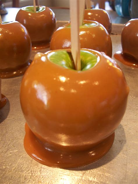 The Best Caramel Apples | RecipeLion.com