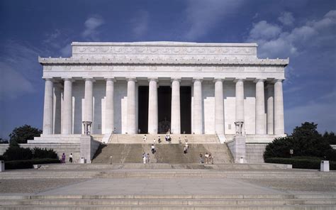 Visit the Awe-Inspiring Lincoln Memorial - Washington Plaza