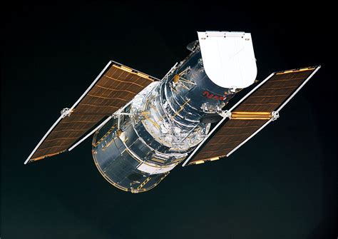 nasa - Why does this photo of the Hubble Space Telescope look so weird ...