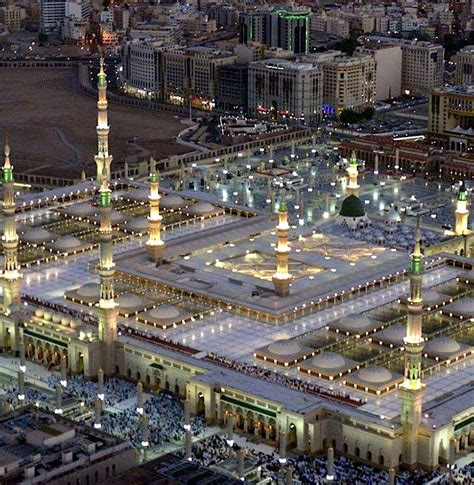 A stunning view of masjid al nabavi at night - Madina | Medina mosque ...