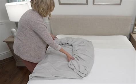 How to Fold Bed Sheets: Step-by-Step Instructions for Folding a Fitted ...