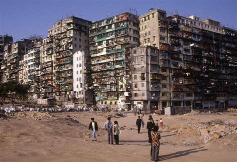 Outside of Kowloon Walled City, Hong Kong 1987 [990x680] : HistoryPorn