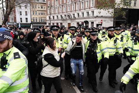 Tommy Robinson pepper sprayed by police during arrest at march against ...