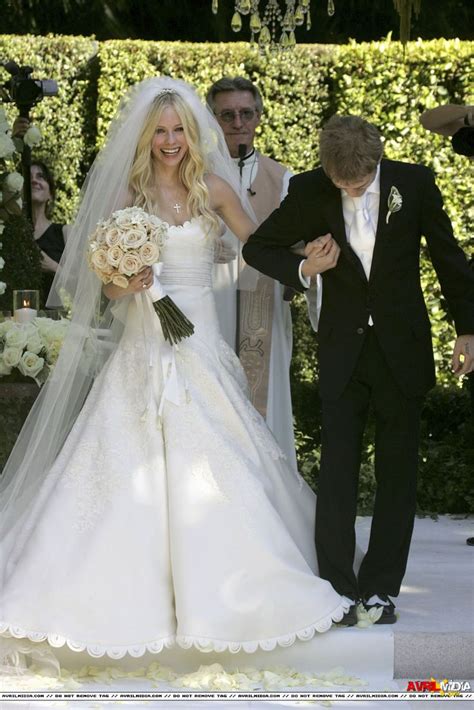 Avril Lavigne & Deryck Whibley 2006 | Wedding dress shapes, Brides ...