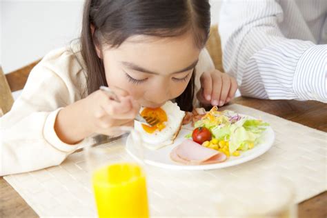 Tips Mengajarkan Pola Makan yang Baik pada Anak - APPLE TREE PRE-SCHOOL BSD