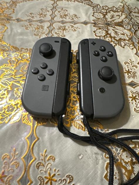 This is the Nintendo switch joy-cons (gray). They are in good condition ...