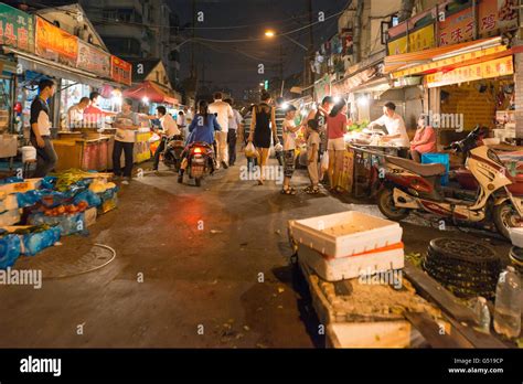 Shanghai night food market hi-res stock photography and images - Alamy