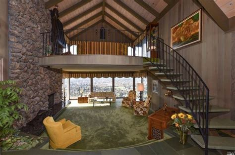 gallery-1481570700-brady-bunch-house-living-room - Allen Adams Realty