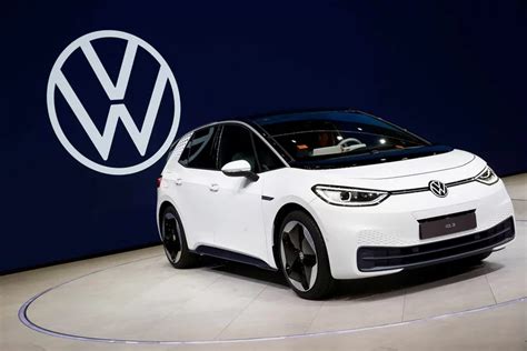 VW unveils fully-electric ID.3 with 550km range