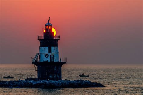 Lighthouse in Long Island Sound ‣ EV Fine Art