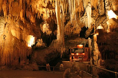 The Great Stalacpipe Organ in the Luray Caverns musical oddity ...