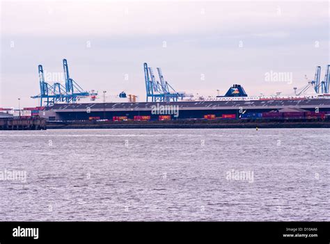 Tilbury docks hi-res stock photography and images - Alamy