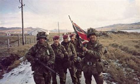 Argentine Soldiers Falklands : Retired british army colonel geoffrey ...