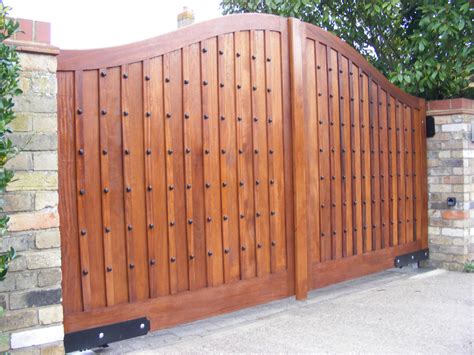 17 Irresistible Wooden Gate Designs To Adorn Your Exterior