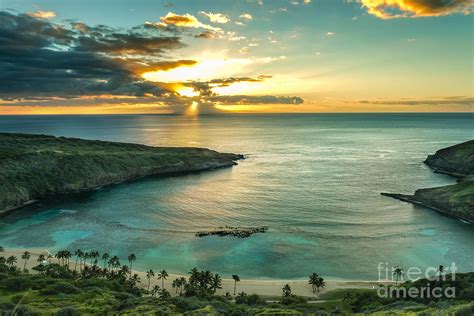 Sunrise Over Hanauma Bay On Oahu Hawaii Photograph by Leigh Anne Meeks ...