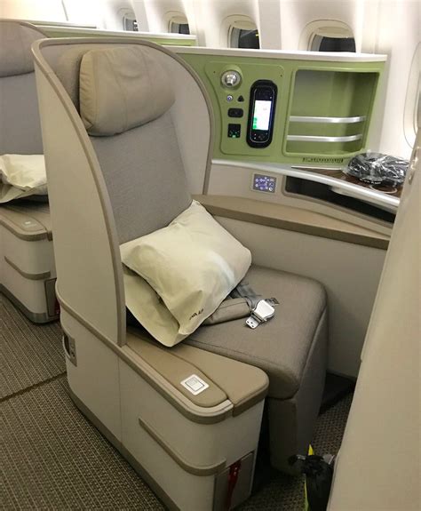 Flight Review: EVA Air (777) Business Class - Taipei to Vancouver ...