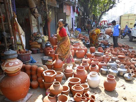 Amid the Dark, Narrow Alleys of India's Largest Slum, a Micro-Economy ...