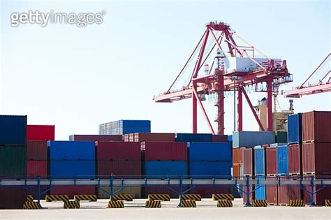 Cranes and cargo containers in shipping dock 이미지 (a10707271) - 게티이미지뱅크