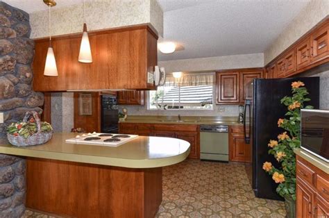 gallery-1481570786-brady-bunch-house-kitchen - Allen Adams Realty