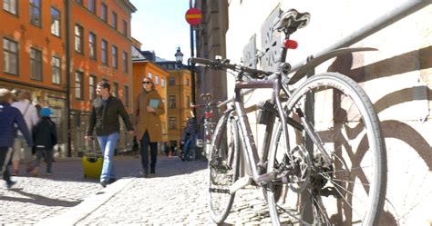 Couple of tourists walking around the city 29165884 Stock Video at Vecteezy