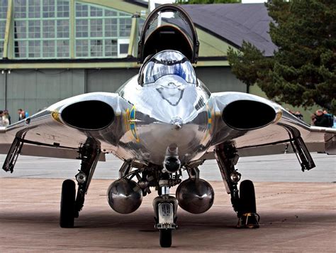 A true Cold War classic, the beautifully futuristic Swedish fighter ...