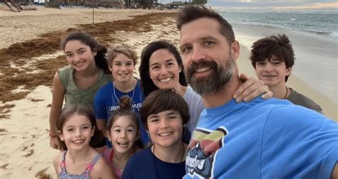 Walker Hayes Reveals His 'Insane' Grocery List For His Six Kids ...